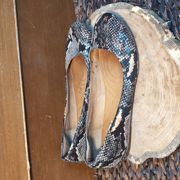 Indigo by Clarks Snake Embossed Leather Flats - Picture 4 of 10